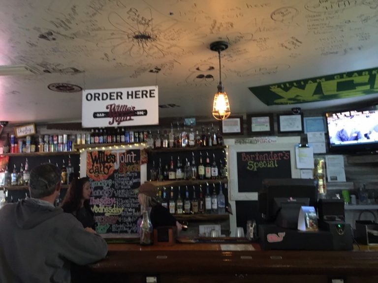 willies joint bar and grill buda 1 768x576