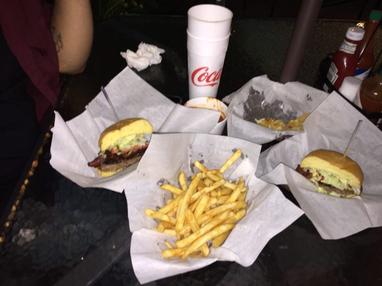 lakeview burgers and seafood new orleans 5 768x576