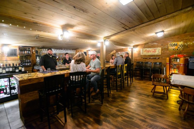 robertos river road restaurant sunshine 1 768x512